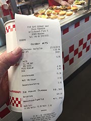 beim Warten kann man zuschauen, wie im Hintergrund die Five Guys Gerichte zubereitet werden (©Foto: Martin Schmitz)